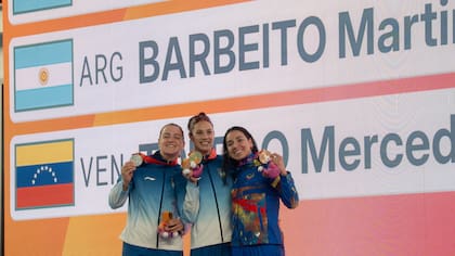 Martina Barbeito (a la izquierda) ganó la medalla plateada en la prueba que fue de Macarena Ceballos