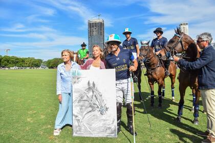 Martina de Estrada, su hijo Adolfo Cambiaso y la artista Silvana Commendatore en la presentación de una pintura de Cuartetera, la recordada yegua de Dolfi que fue homenajeada en Palermo.