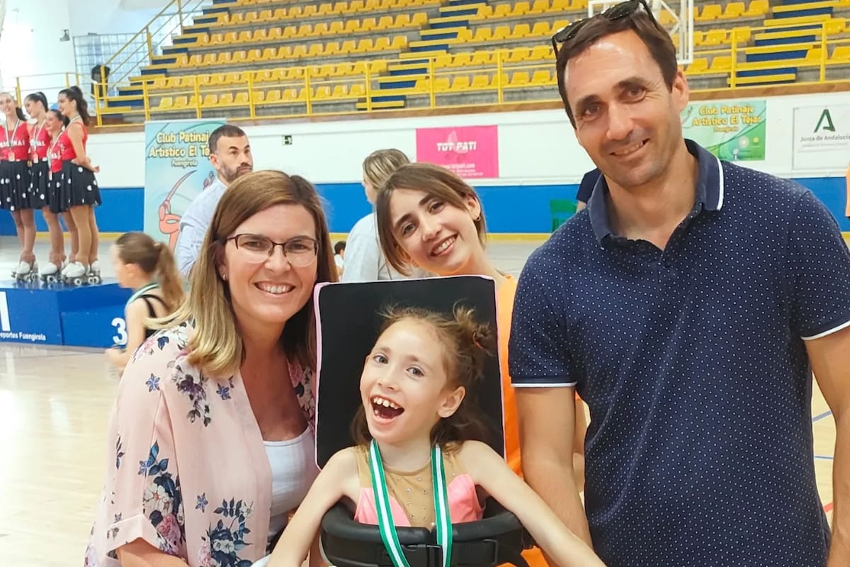 Martina, feliz luego de su exhibición de patín junto a su familia