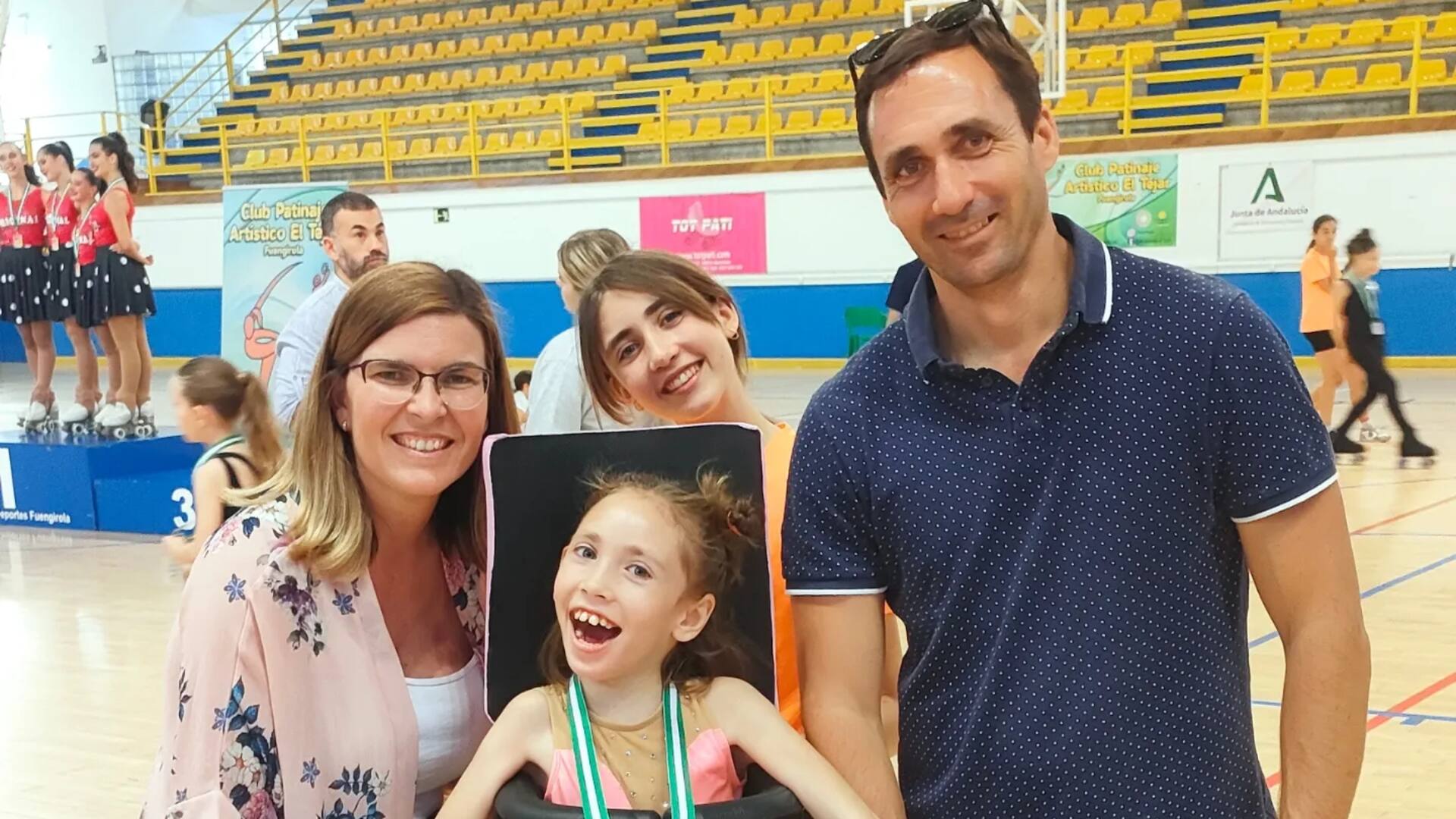 Martina, feliz luego de su exhibición de patín junto a su familia