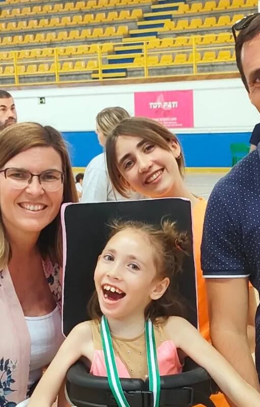 Martina, feliz luego de su exhibición de patín junto a su familia