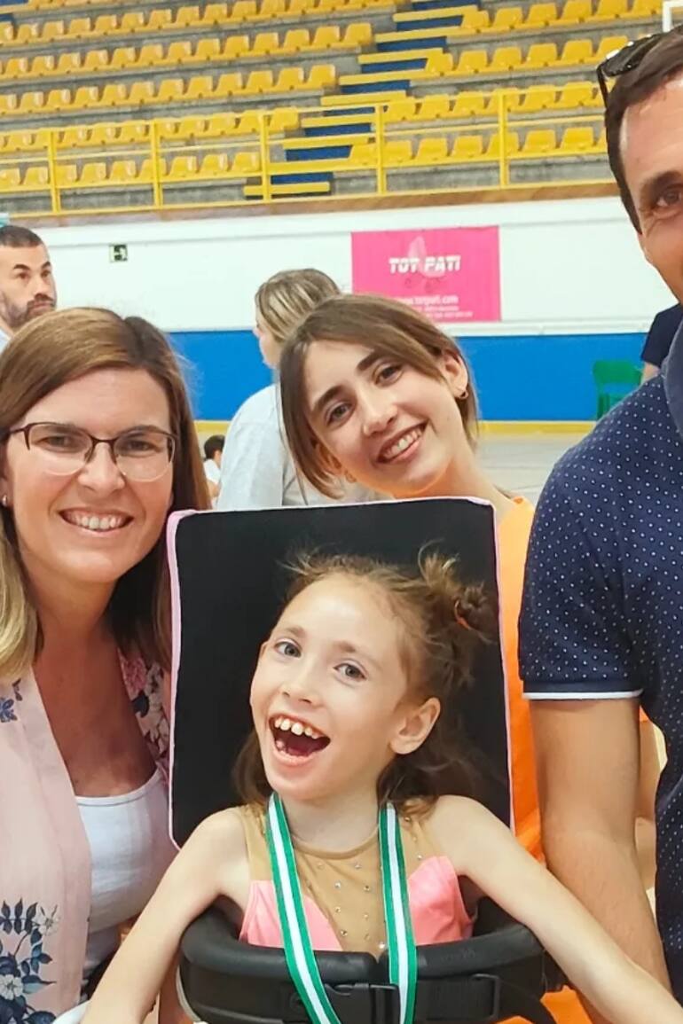 Martina, feliz luego de su exhibición de patín junto a su familia