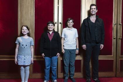 Martina Iglesias, Nicolás Souza y Arturo Sporleder, el elenco infantil de Tommy, junto al director Diego Ramos