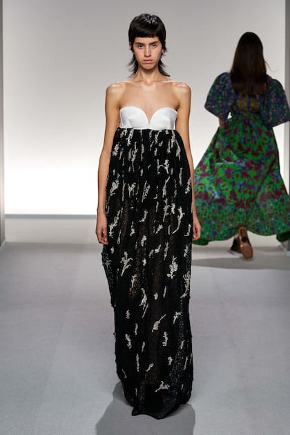 Martina Pacheco en un desfile de Givenchy