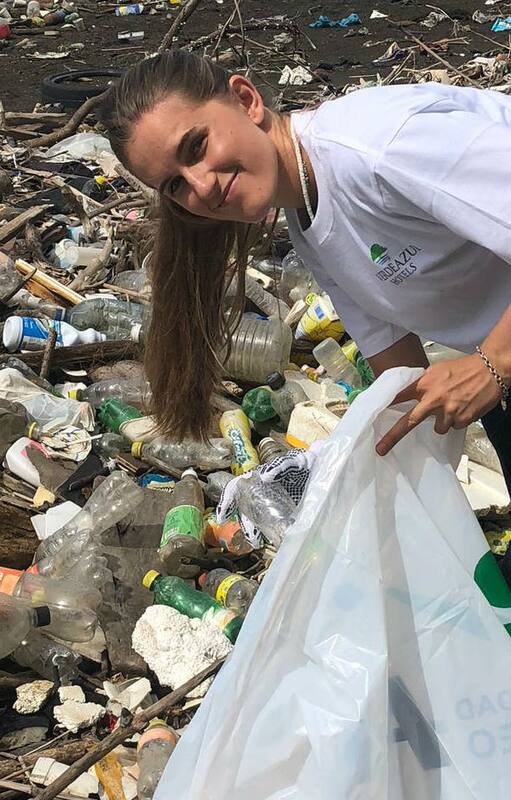 Martina recogiendo plástico en una playa