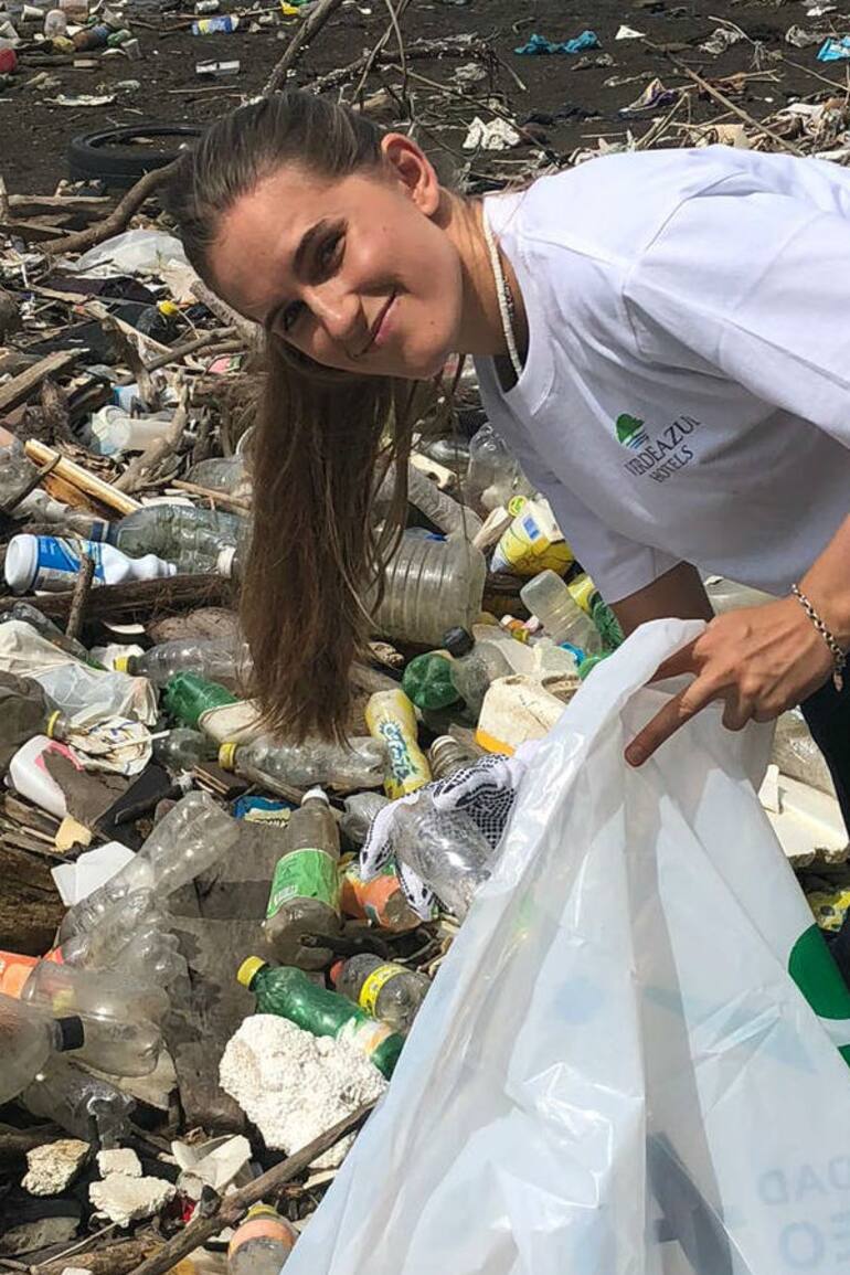 Martina recogiendo plástico en una playa