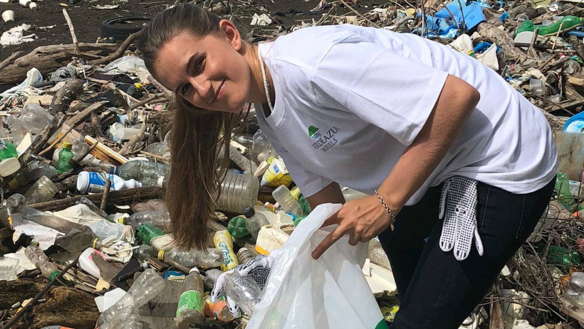 Martina recogiendo plástico en una playa