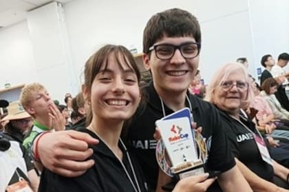 Martina Talamona junto a su mentor, Emanuel Hamui, estudiante de la UAI