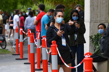 Los jugadores fueron testeados nuevamente: aquí, Martina Trevisan, la tenista italiana, espera su turno para ser hisopada en un hotel de Melbourne.