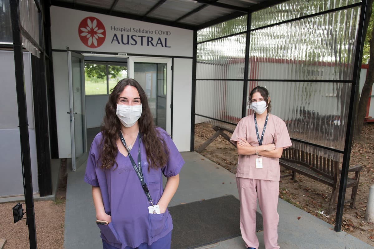 Martina Viacava y Magdalena Houssay, estudiantes voluntarias en el hospital de Pilar
