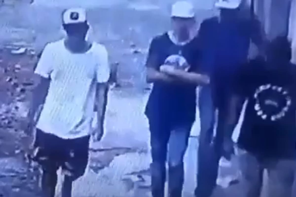 Martincito, con los brazos cruzados, junto a sus cómplices, poco después del asesinato de Lara Fernández en 2022