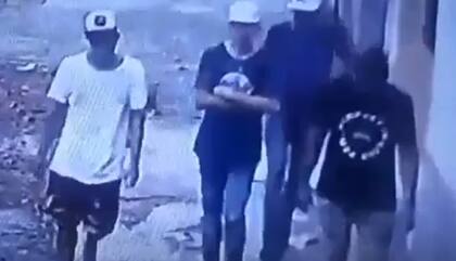 Martincito, con los brazos cruzados, junto a sus cómplices, poco después del asesinato de Lara Fernández
