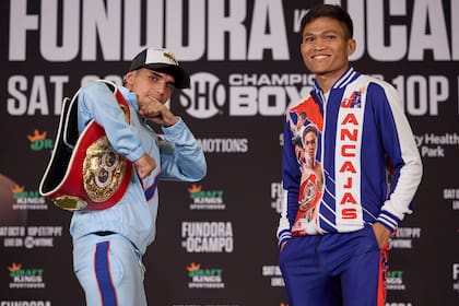 Martínez con su rival, Ancajas, durante la presentación oficial