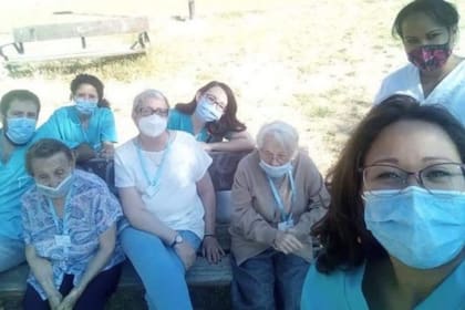 Martínez con un grupo de colegas y adultos mayores del Centro de Día Stima Mayores, donde trabaja actualmente