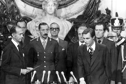 Martínez de Hoz y Videla en la jura de Guillermo Walter Klein como secretario de Programación y Coordinación Económica, el 30 marzo de 1976