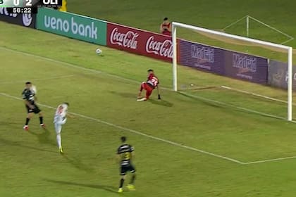 Martínez despejó, pero tuvo la mala fortuna de que le pegó en la cara a un rival, y se metió en su propio arco