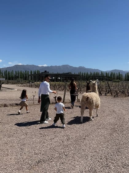 Martínez, Gandolfo y sus dos hijos en medio de la naturaleza