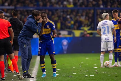 Martinez habla con Advíncula durante el partido de ida ante Cruzeiro en la Bombonera. El peruano es una pieza clave para Boca y no tiene reemplazo