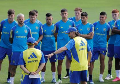 Martínez les marca el camino a los jugadores, en un ciclo que se inicia con cinco bajas por los futbolistas que se llevó el seleccionado sub 23 y por la salida de Valentín Barco.