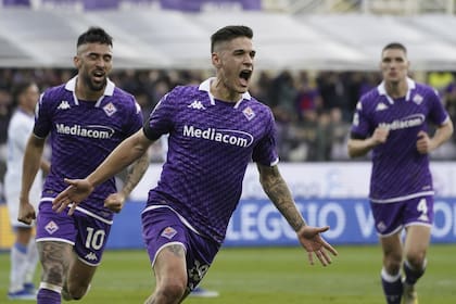 Martinez Quarta festeja el tercer gol de Fiorentina ante Frosinone