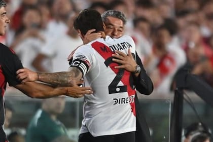 Martínez Quarta le dedicó su gol a Gallardo y compartieron un emotivo abrazo