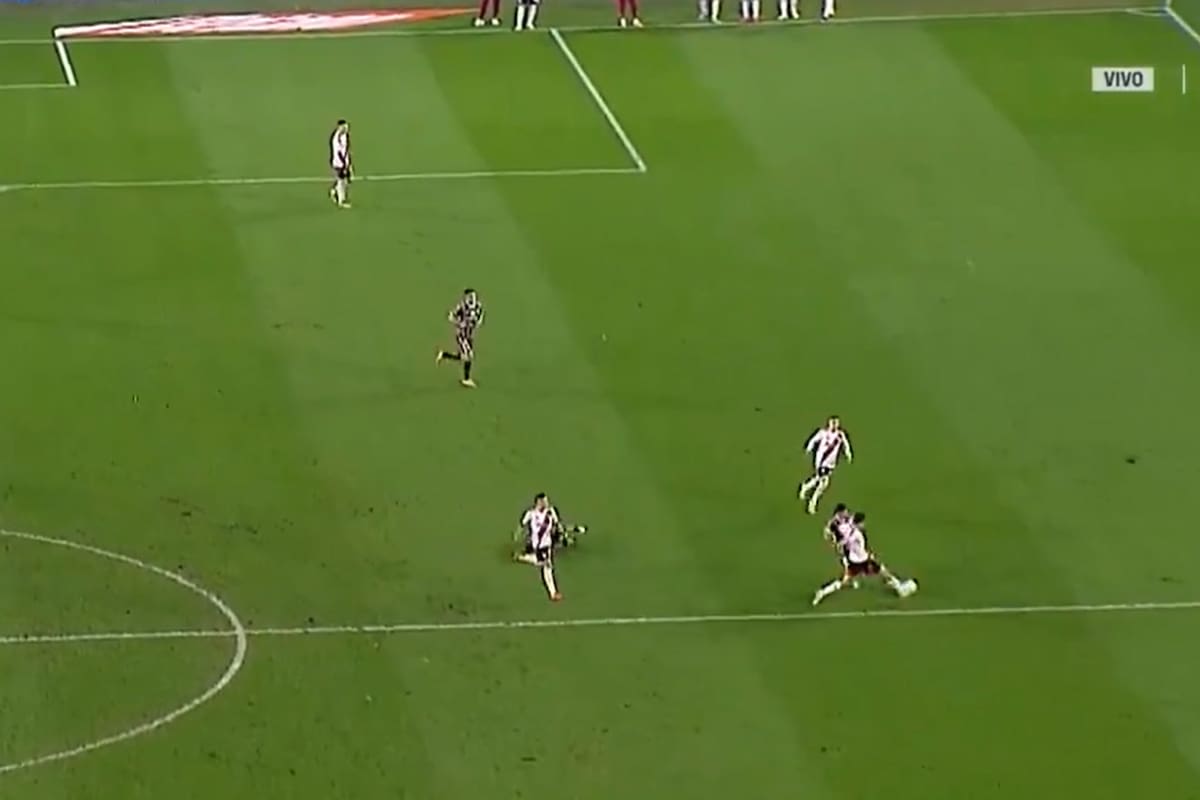 Martínez Quarta roza la pelota, que se va al lateral para Platense; Falcón Pérez cobró en favor de River y de allí vino el penal que estableció el 1 a 1