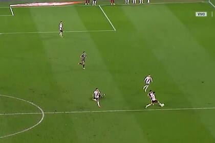 Martínez Quarta roza la pelota, que se va al lateral para Platense; Falcón Pérez cobró en favor de River y de allí vino el penal que estableció el 1 a 1