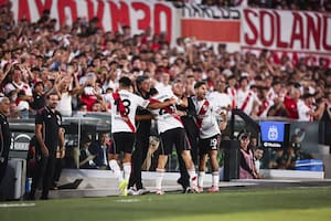 Martínez Quarta saluda a Gallardo, como el resto de los jugadores, luego del 1-0
