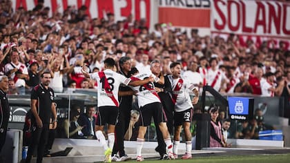 Martínez Quarta saluda a Gallardo, como el resto de los jugadores, luego del 1-0