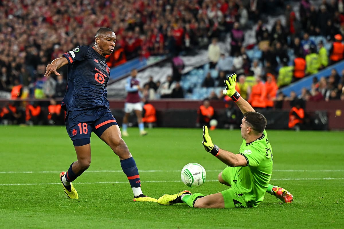 Martínez se luce para tapar frente a la llegada de Bafode Diakite, de Lille