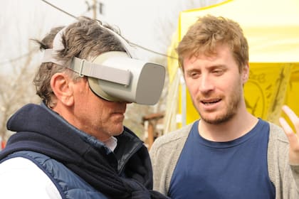 Martínez Taylor (derecha) presentó el visor de realidad virtual para venta de hacienda en la Expoagro de Corrientes