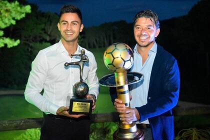 Martínez y Gallardo, con los trofeos recibidos en Uruguay