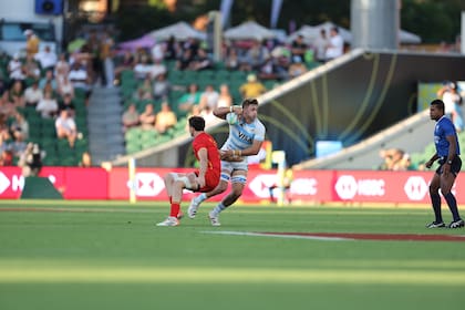 Martiniano Arrieta deja atrás a un rival en el encuentro entre los Pumas 7s y España, por el seven de Perth