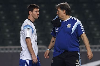 Gerardo Martino y Messi, en un entrenamiento de la selección