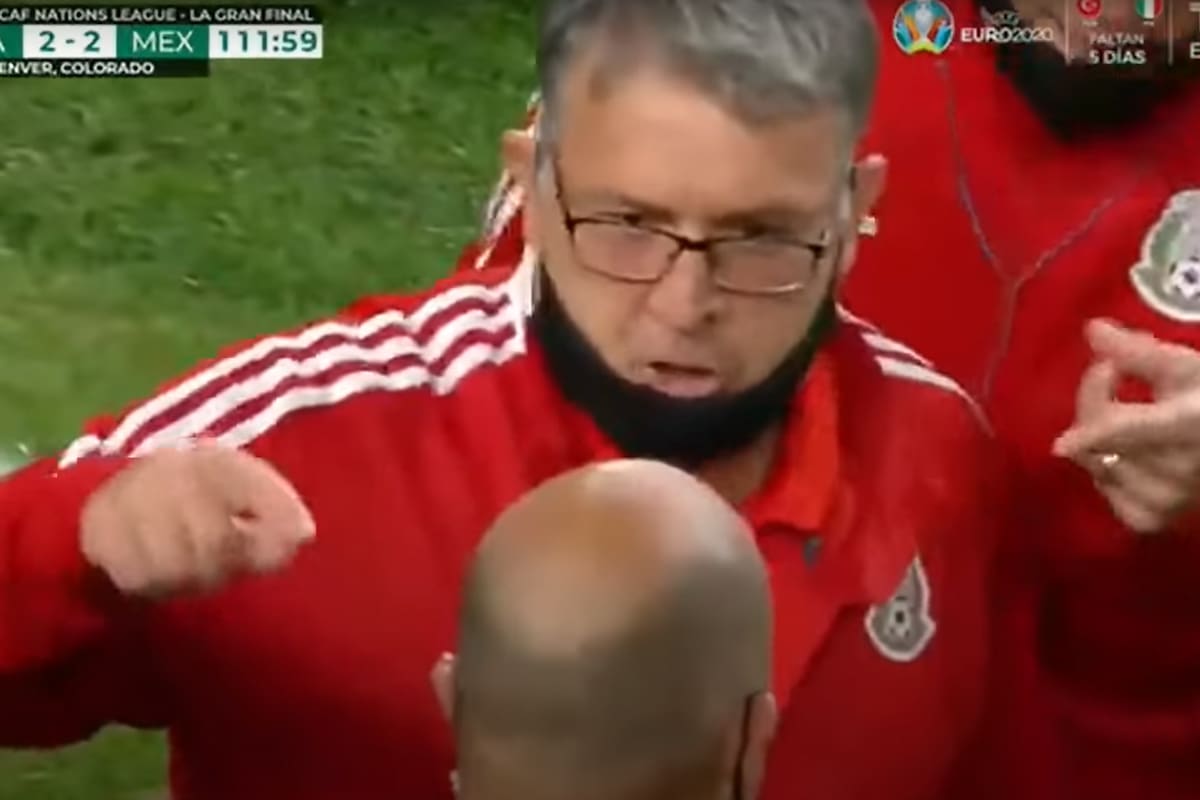 Martino, enardecido por el penal que sancionó el árbitro panameño John Pitti, a instancias del VAR