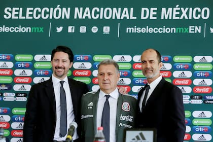Otros tiempos: Martino junto a Yon de Luisa, Presidente de la Federación de fútbol de México, y Guillermo Cantú, el Manager de la selección nacional que precedió a Guillermo Torrado y estuvo vinculado a la elección del Tata.
