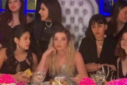 Martita, rodeada de sus amigas