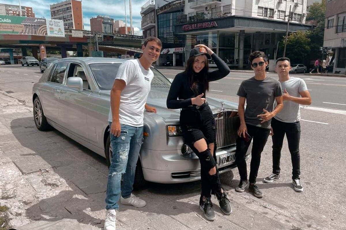 Martitaa Fort con amigos, posando sobre el Rolls Royce Phantom de su padre, Ricardo Fort
