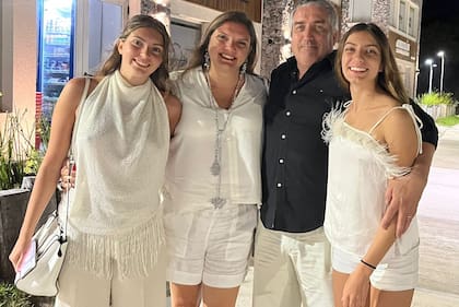 Martu (a la izquierda), junto a su mamá, Noel; su papá, Sergio; y su hermana, Vicky.