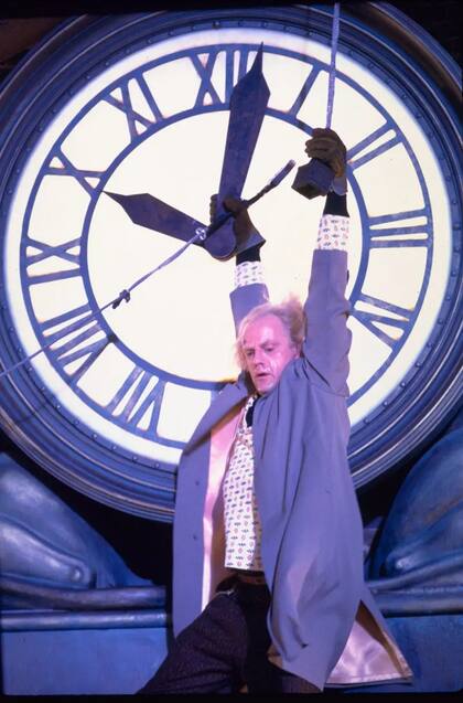 Marty debe asegurarse de que sus padres se enamoren o su vida desaparecerá. Además tiene que regresar a su tiempo y salvar la vida de Doc Brown