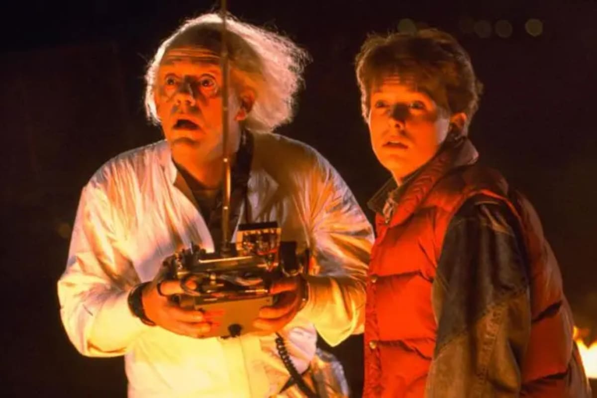 Marty McFly (Michael J. Fox, der.), un adolescente de California, regresa a los años 50 cuando un experimento de su excéntrico amigo científico Doc Brown (Christopher Lloyd) sale mal