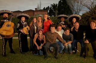 Maru Botana celebró su cumpleaños 57 con un megafestejo familiar: mariachis, pancartas y su torta favorita