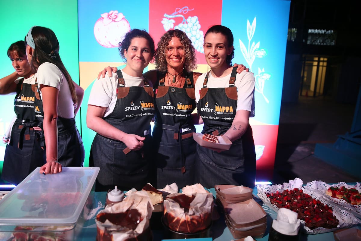 Maru Botana junto a las pasteleras de La Garage, durante la presentación de la feria