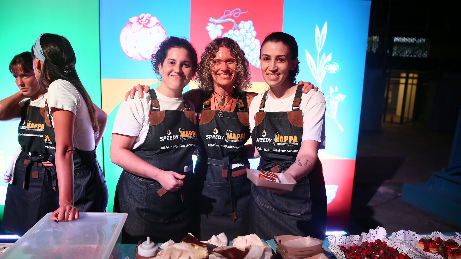 Maru Botana junto a las pasteleras de La Garage, durante la presentación de la feria