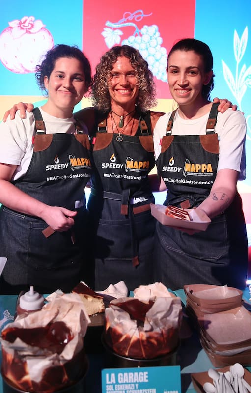 Maru Botana junto a las pasteleras de La Garage, durante la presentación de la feria