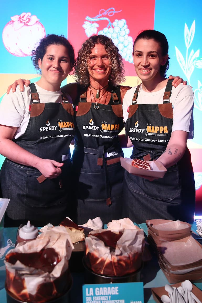 Maru Botana junto a las pasteleras de La Garage, durante la presentación de la feria
