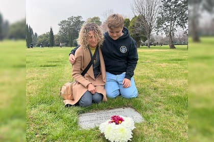 Maru Botana junto a su hijo en el cementerio (Foto Instagram @marubotanaok)