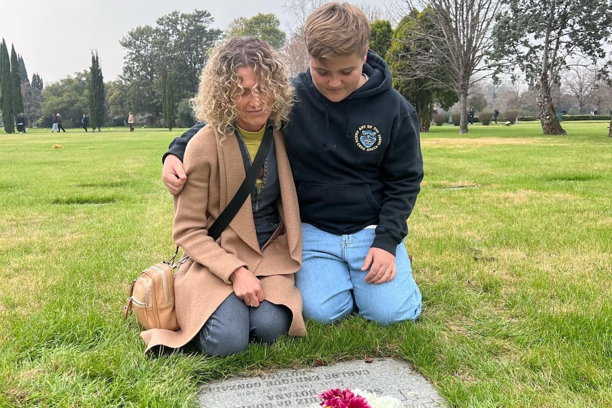 Maru Botana junto a su hijo Juan Ignacio visitaron la tumba de Facundo Solá