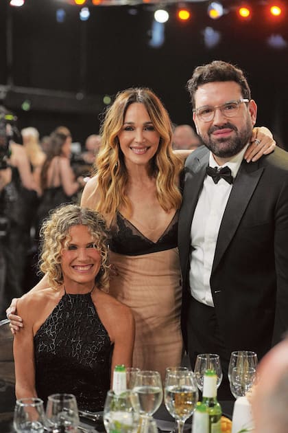 Maru Botana, vestida
por Claudia Arce, posó
con Verónica Lozano
–llevó una creación
de su propia colección
para Natalia Antolin–
y Damián Betular
