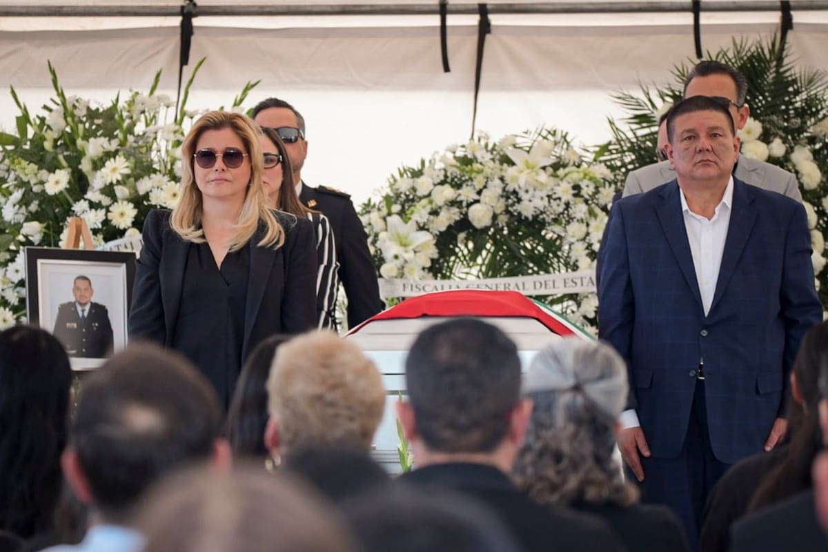 Maru Campos y César Jáuregui durante el funeral de los agentes de la Fiscalía muertos en el accidente carretero, en Chihuahua, el 20 de abril.